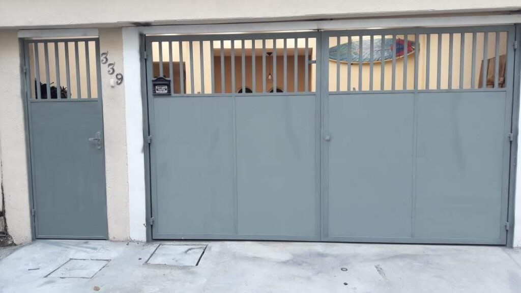 portão de chapa lisa