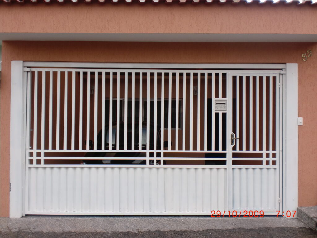 portao de tubo metalon galvanizado com fechamento de chapa buzios na parte inferior e vazado na horizontal com social embutido