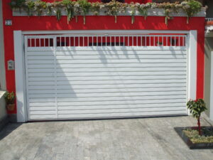 Portões de Chapa no ABC c13 portao de chapa lambril galvanizada na horizontal com detalhe vazado na parte superior