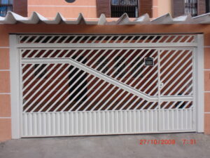 Portões de Ferro Galvanizado portao de tubo metalon galvanizado na diagonal com detalhe em buzios no centro e fechamento na parte inferior