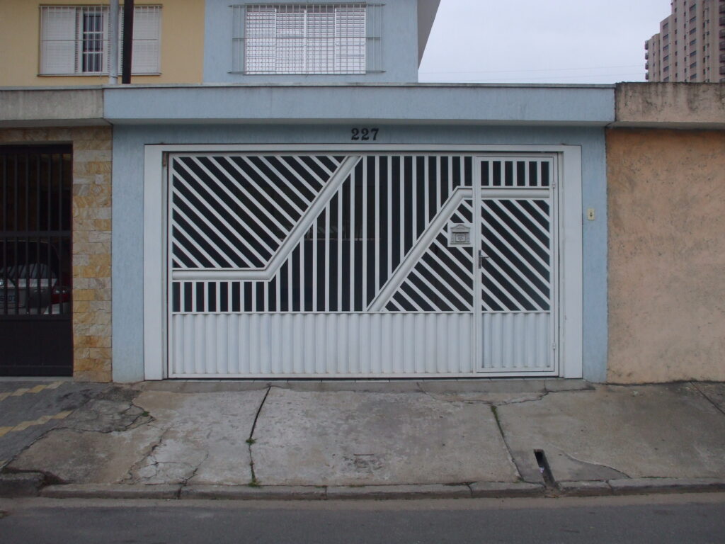 portao de tubo metalon galvanizada com detalhe de chapa buzios no centro e na parte inferior