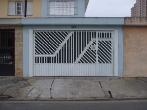 Portões de Ferro Galvanizado portao de tubo metalon galvanizada com detalhe de chapa buzios no centro e na parte inferior