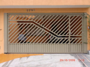 Portões de Ferro Galvanizado portao de tubo metalon galvanizado com detalhe no centro e fechamento buzios na parte inferior