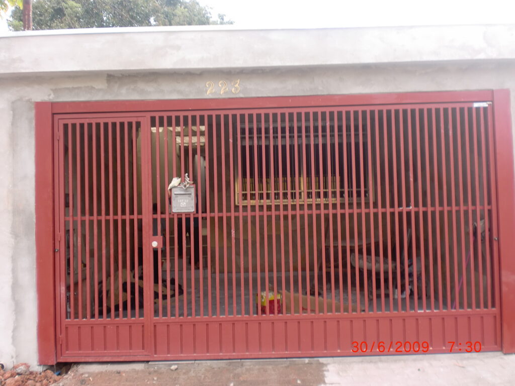 potao de tubo metalon galvanizado com espacamento de 5cm na vertical e fechamento de lambril na parte inferior