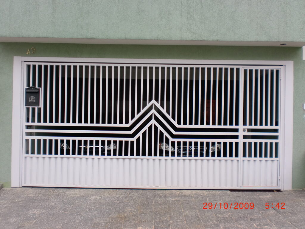 portao de tubo mentalon galvanizado na vertical com detalhe em na horizontal e fechamento de lambril na parte inferior