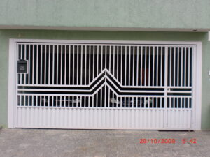 Portões de Ferro Galvanizado portao de tubo mentalon galvanizado na vertical com detalhe em na horizontal e fechamento de lambril na parte inferior