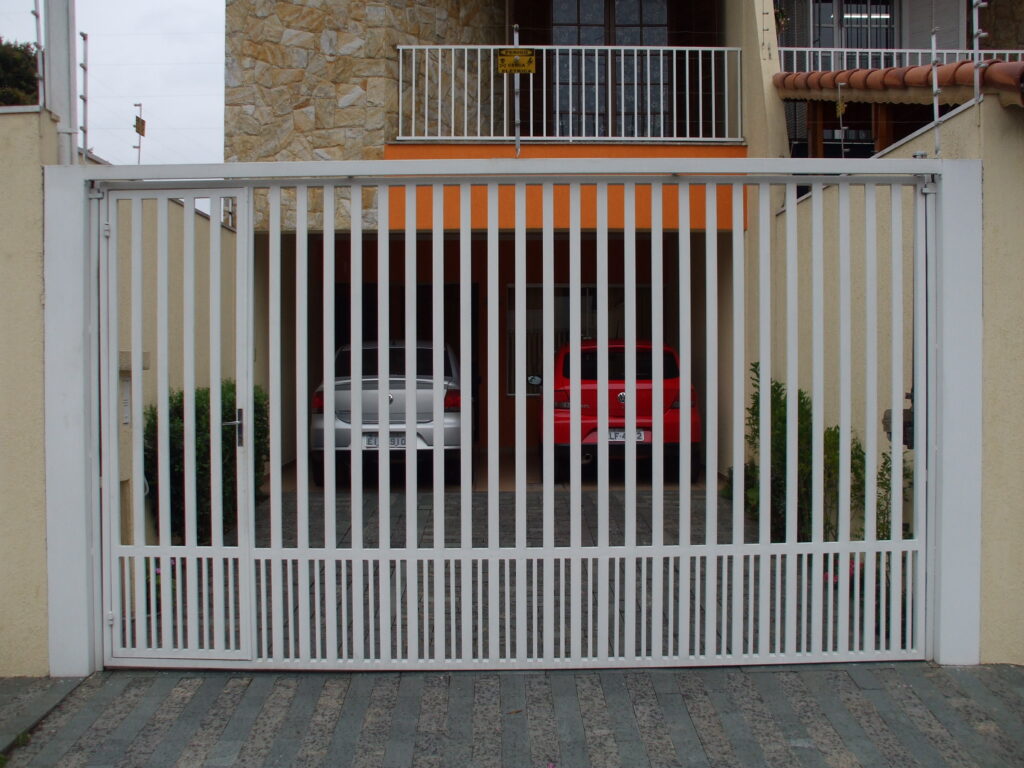 portao de tubo metalon galvanizado na vertical com detalhe de espacamento de 3cm inferior