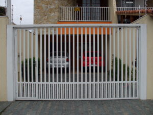 Portões de Ferro Galvanizado portao de tubo metalon galvanizado na vertical com detalhe de espacamento de 3cm inferior