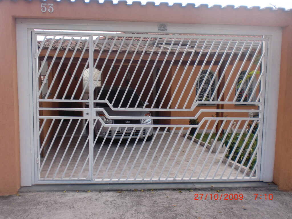 portao basculante de tubo metalon galvanizado na diagonal com detalhe vazado no centro