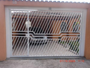 Portões de Ferro Galvanizado portao basculante de tubo metalon galvanizado na diagonal com detalhe vazado no centro