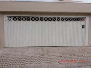 Portões de Chapa no ABC c8 portao de chapa lambril galvanizada com detalhe vazado na parte superior