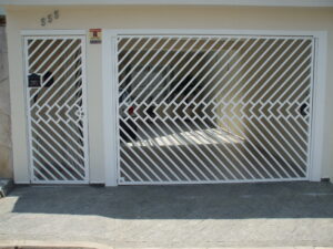 Portões de Ferro Galvanizado cb2 portao de tubo mentalon galvanizado na diagonal com detalhe artistico no centro e social separado