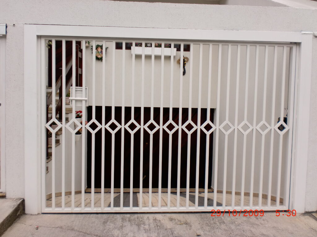 portao de tubo metalon galvanizado na vertical com detalhe artistico no centro