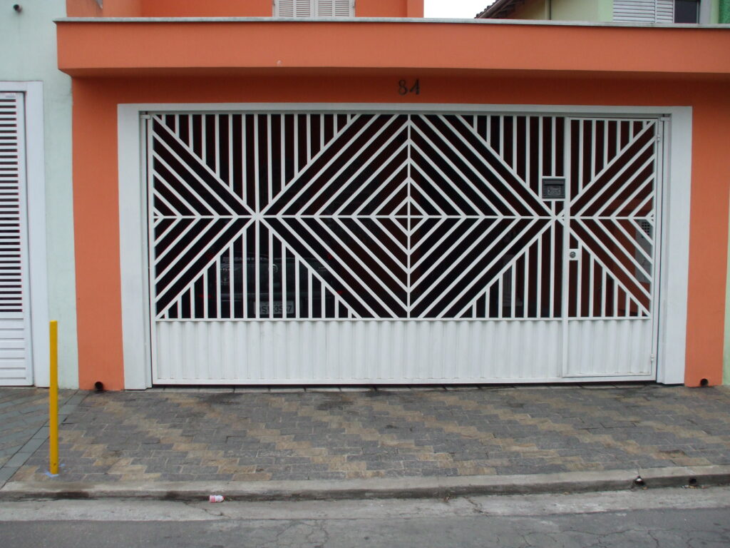 portao de tubo metalon galvanizado com desenhos em lozango no centro e fechamento de lambril na parte inferior