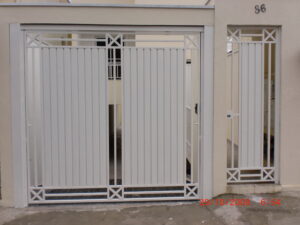 Portões de Chapa no ABC portao de chapa lambril galvanizada na vertical com detalhe artistico e social separado