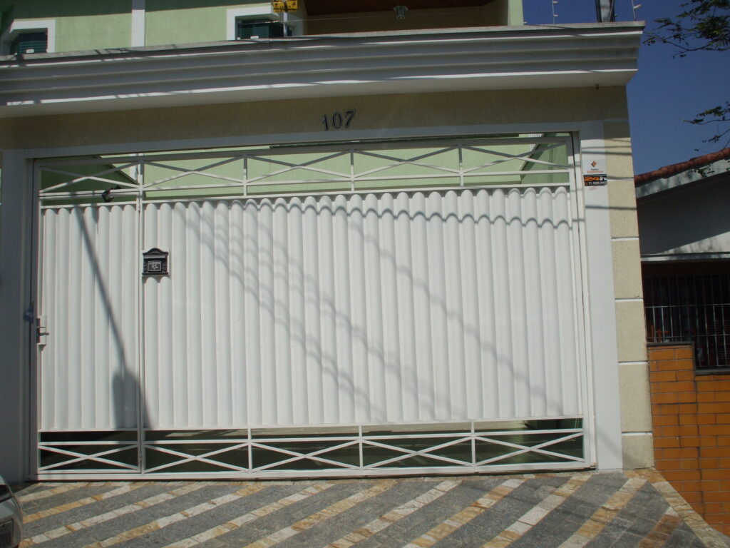 portao de chapa buzios galvanizada na vertical com detalhe vazado na parte superior e inferior