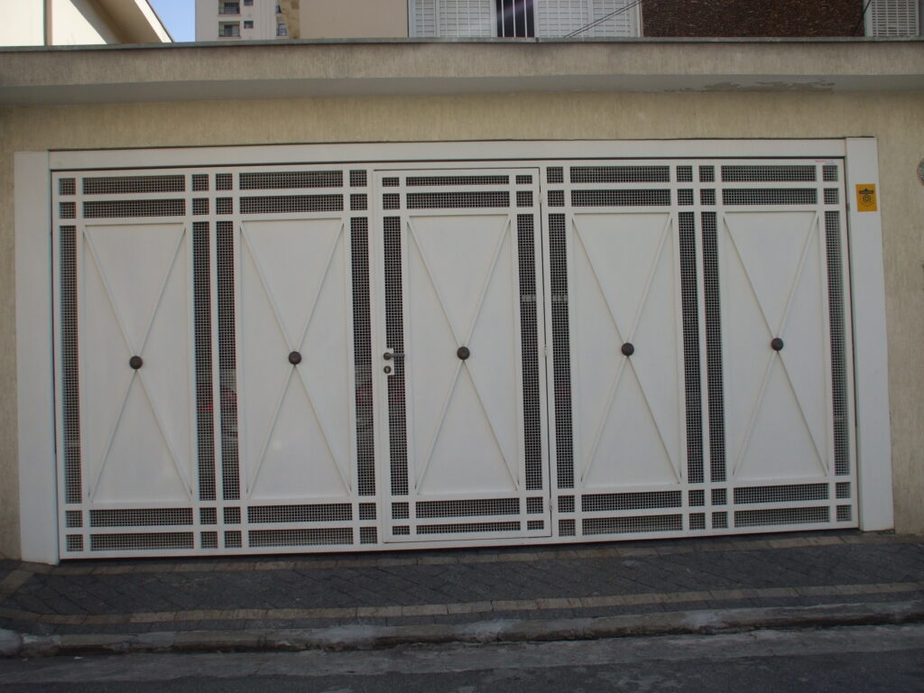 portao de tubo metalon galvanizado com detalhe em chapa e tela