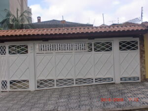Portões de Chapa no ABC g12 portao de tubo galvanizado com detalhe de de chapa no centro