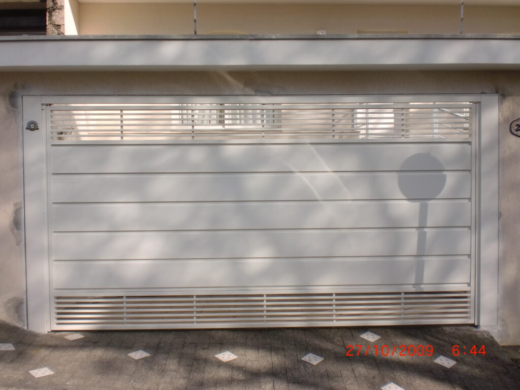 portao de tubo metalon galvanizado com detalhe em chapa especial no centro