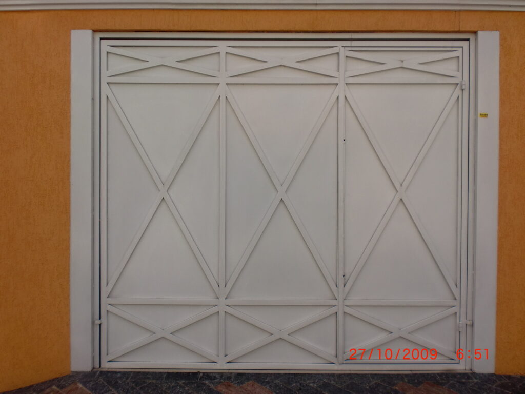 portao de chapa lisa galvanizada com detalhe de tubo