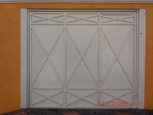 Portões de Chapa no ABC portao de chapa lisa galvanizada com detalhe de tubo