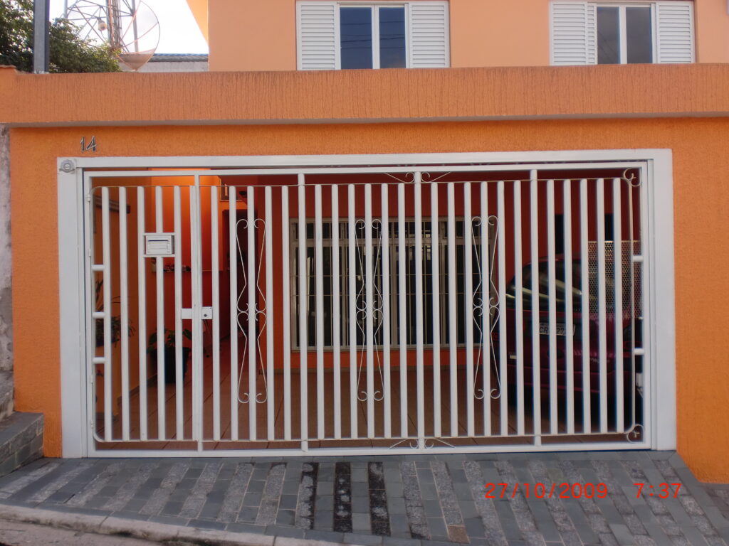 portao de tubo redondo galvanizado com detalhe artistico