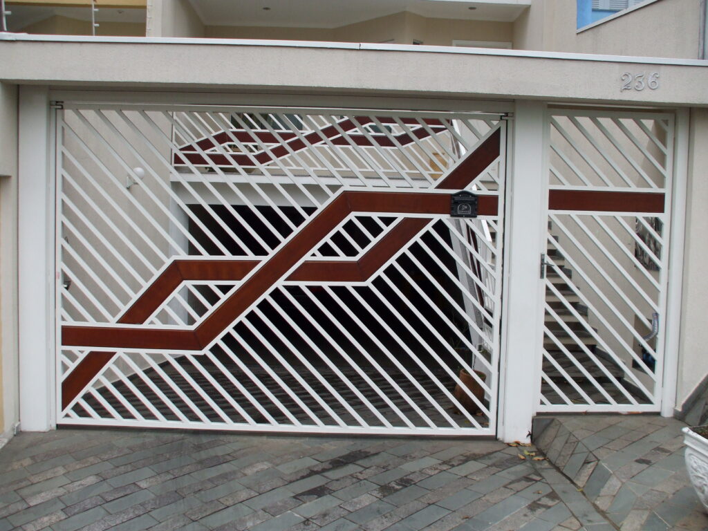 portão automático com detalhe em madeira