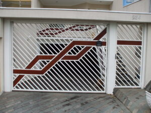 Portões de Ferro Galvanizado portão automático com detalhe em madeira