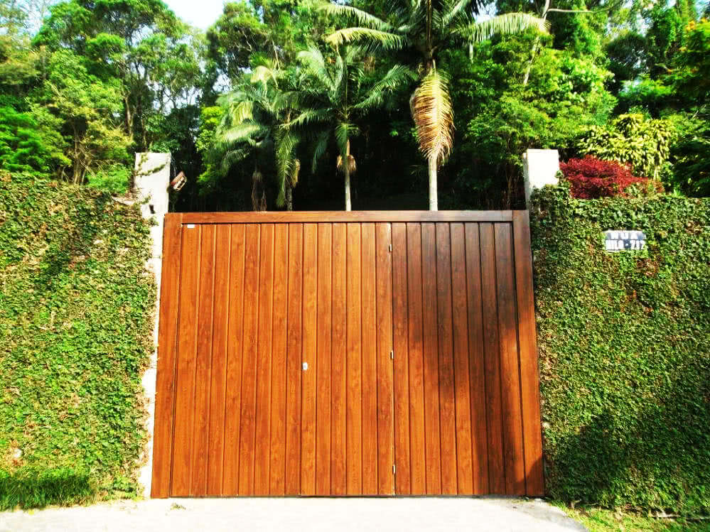 portão automático de madeira