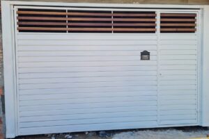 Portões de Chapa no ABC portão com detalhe em madeira