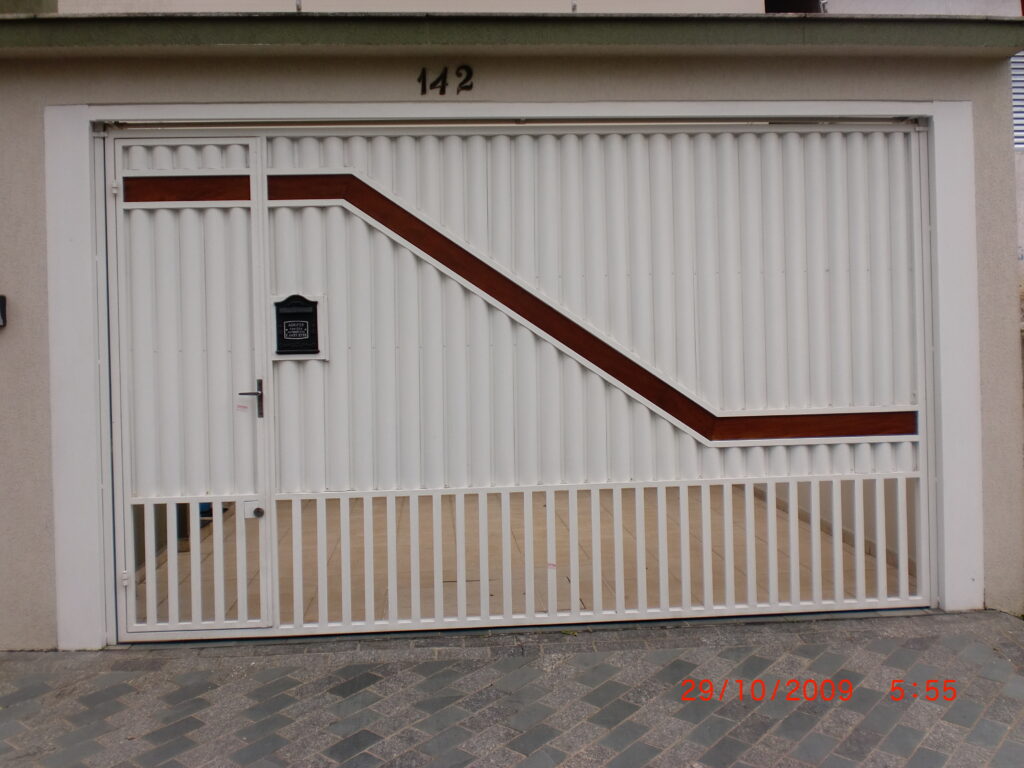 portão de chapa búzios com detalhe em madeira