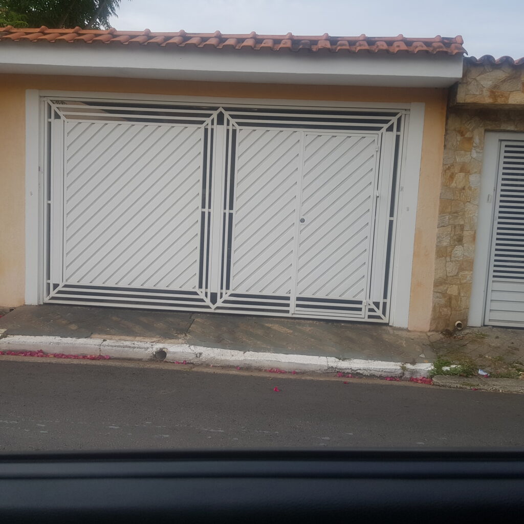 portão de chapa cartola com detalhes em tubo