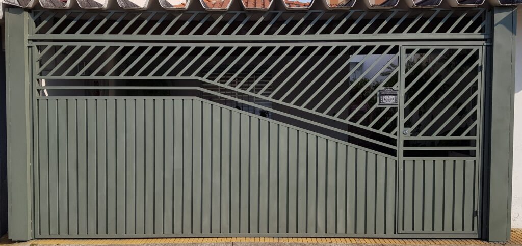 portão de chapa cartola com tubo galvanizado