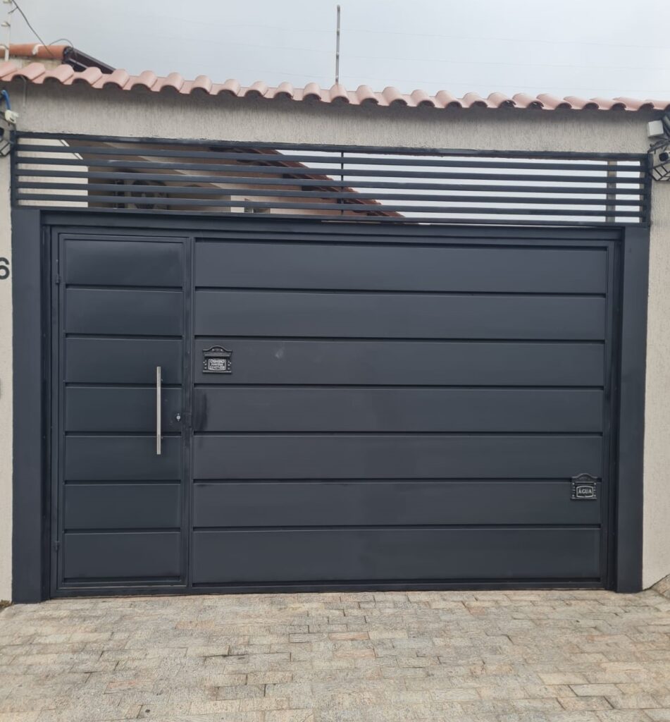 portão de chapa com bandeira fixa