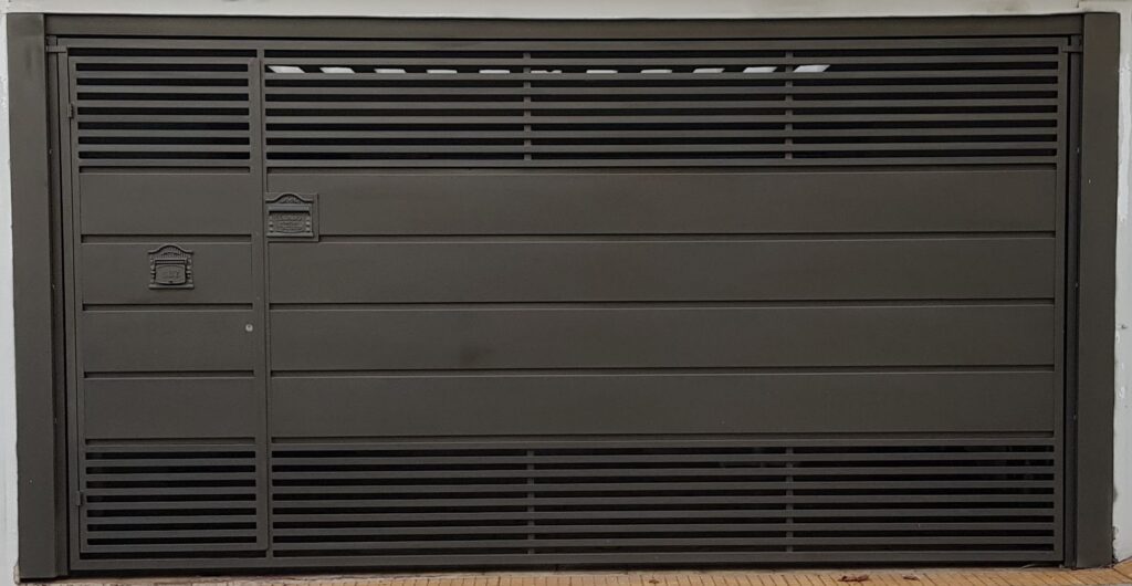 portão de chapa com ferro tubular