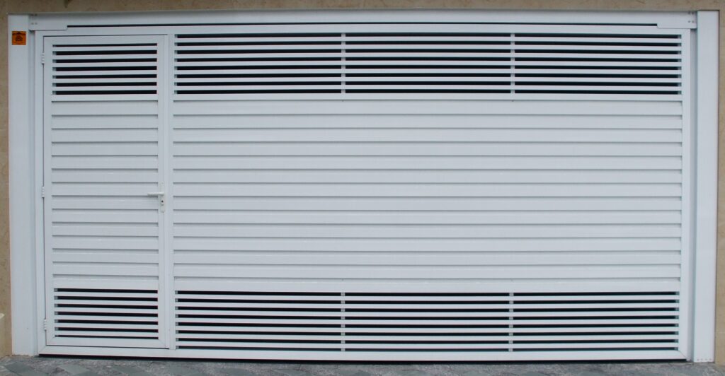 portao de chapa lambril galvanizada com detalhe em tubo