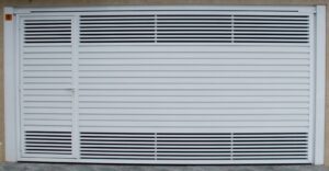 Portões Basculantes no ABC portao de chapa lambril galvanizada com detalhe em tubo