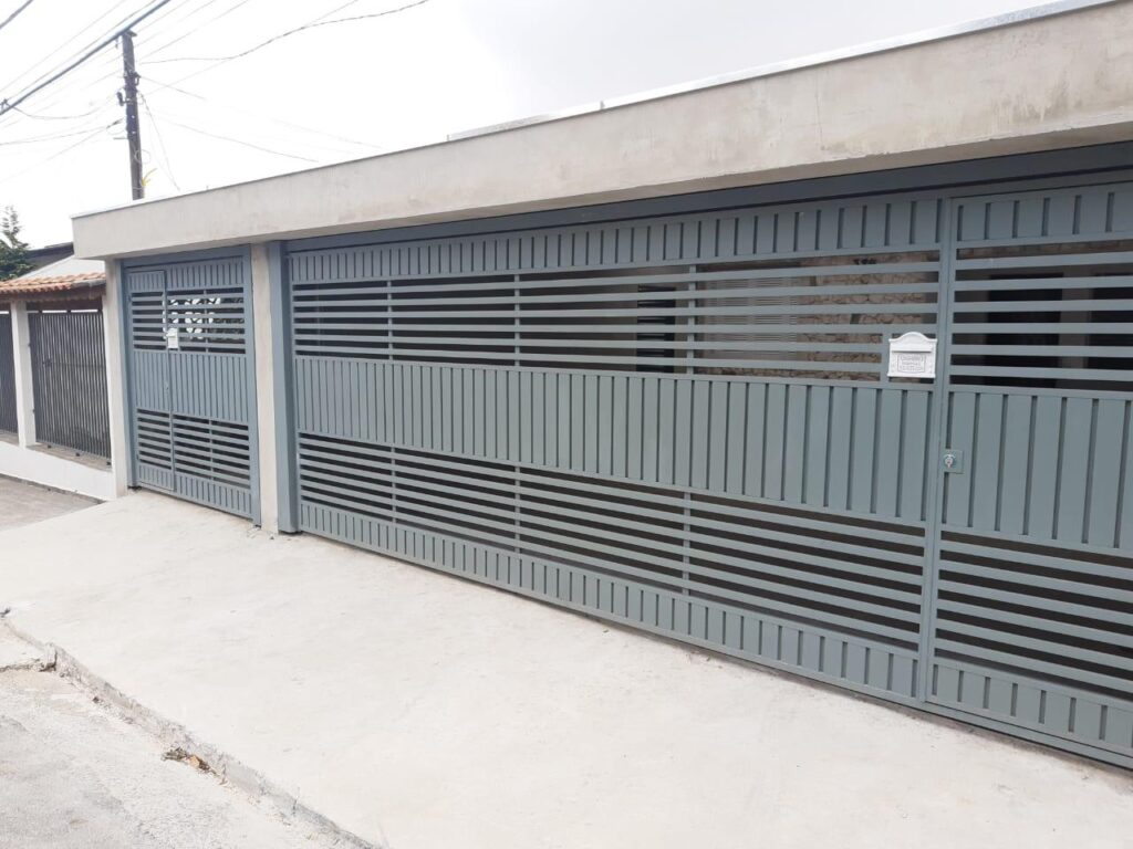 portão de chapa vertical com tubo