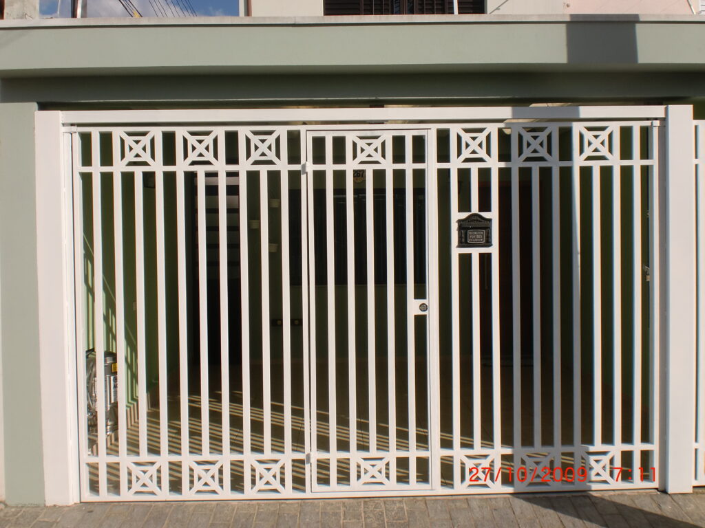 portão de ferro galvanizado com detalhe