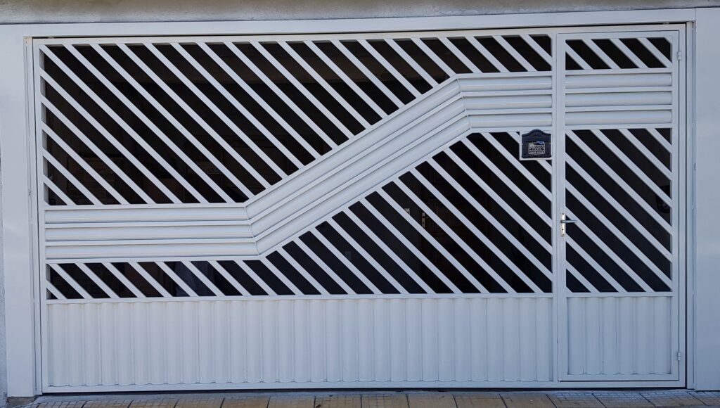 portão de ferro tubular com chapa búzio