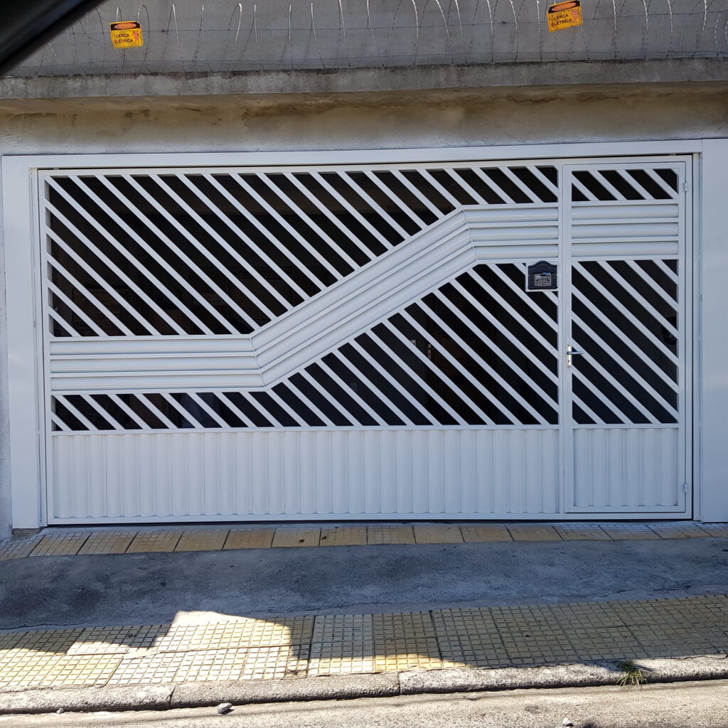 portão de ferro tubular com chapa búzios