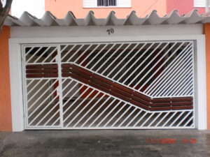 Portões de Ferro Galvanizado portão de ferro tubular com detalhe em madeira