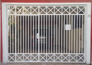 Portões de Ferro Galvanizado portão de ferro tubular galvanizado com detalhe em tela