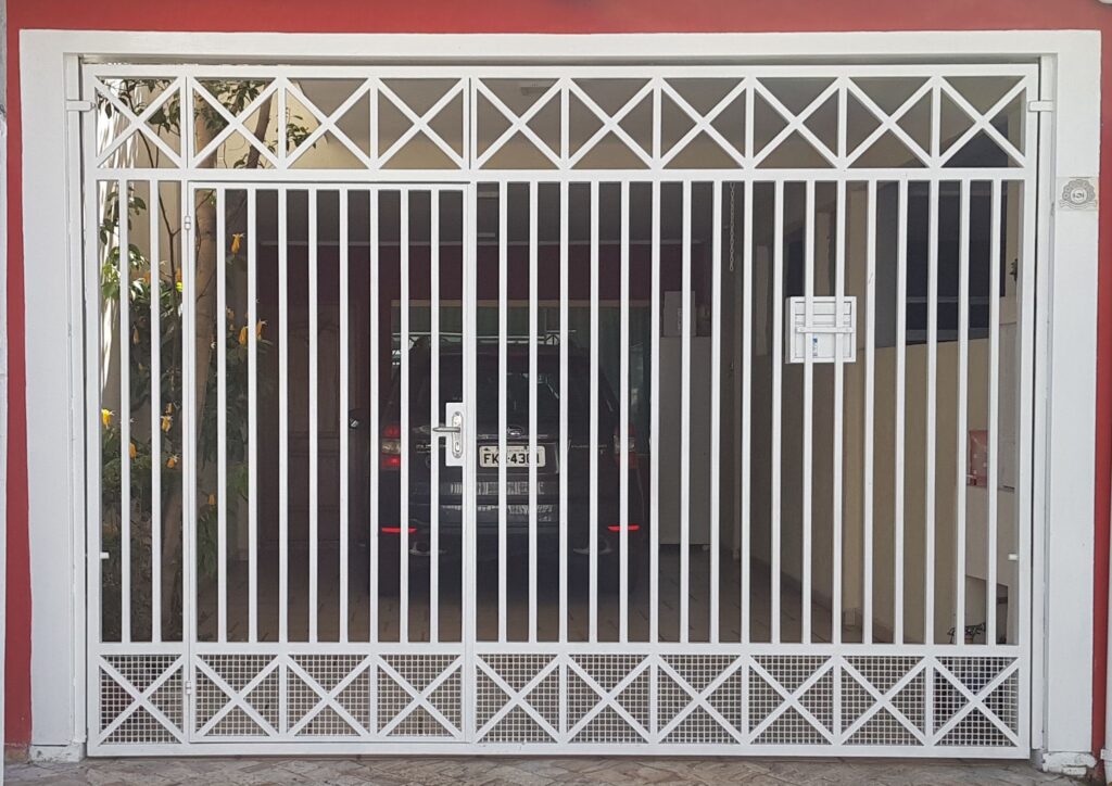 portão de ferro tubular galvanizado com detalhe em tela