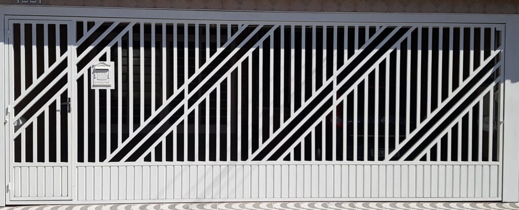 portão de tubo galvanizado com chapa cartola na vertical