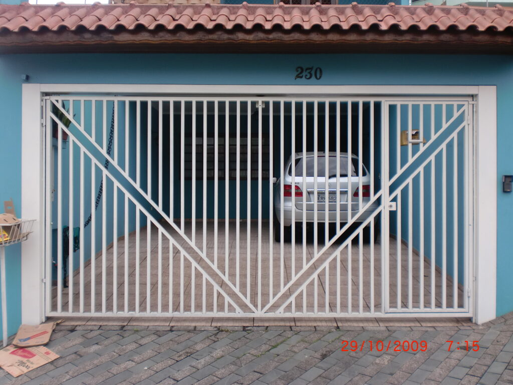 portão de tubo galvanizado com detalhe diagonal