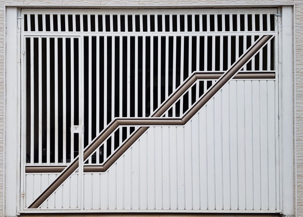 portão de tubo galvanizado com detalhe em chapa cartola