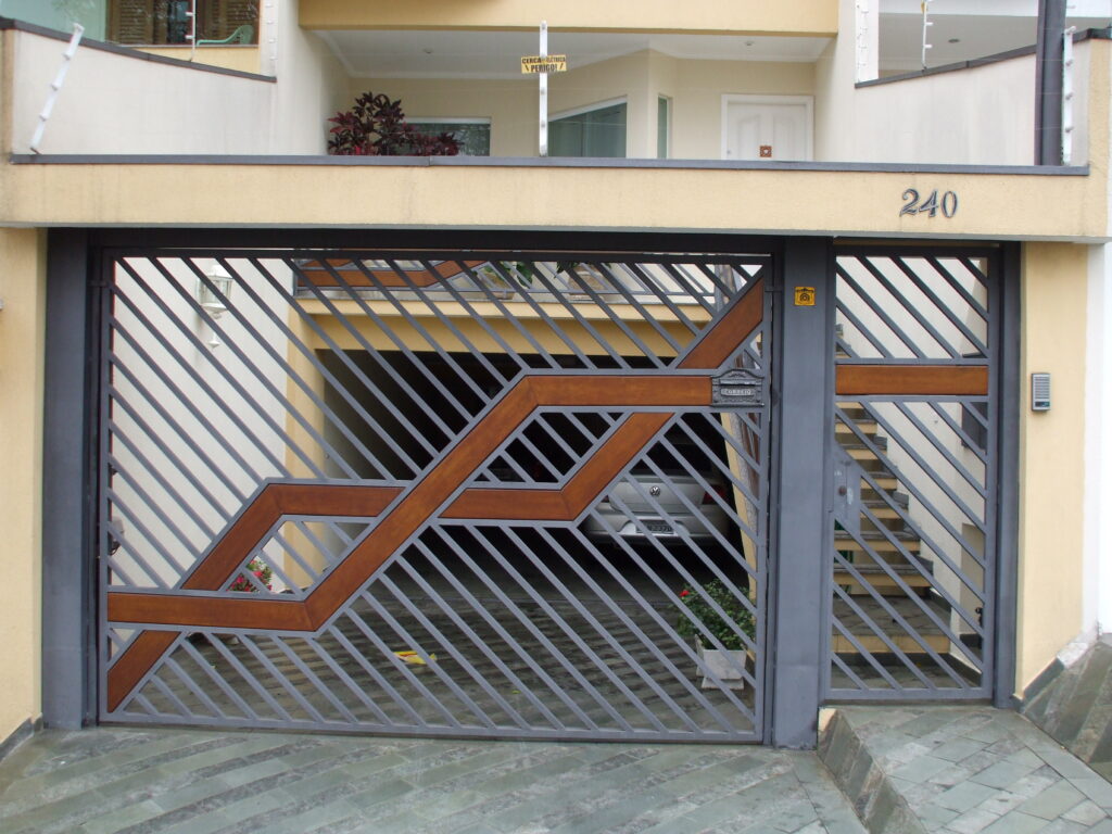 portão de tubo galvanizado com detalhe em madeira