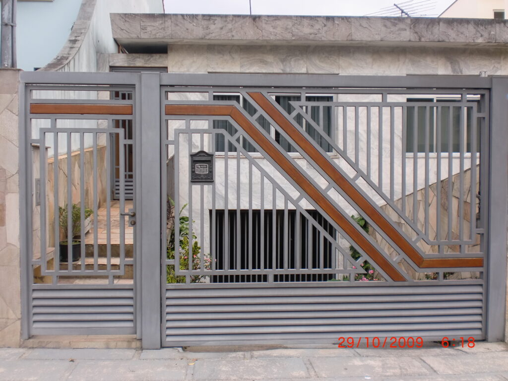 portão de tubo galvanizado com madeira