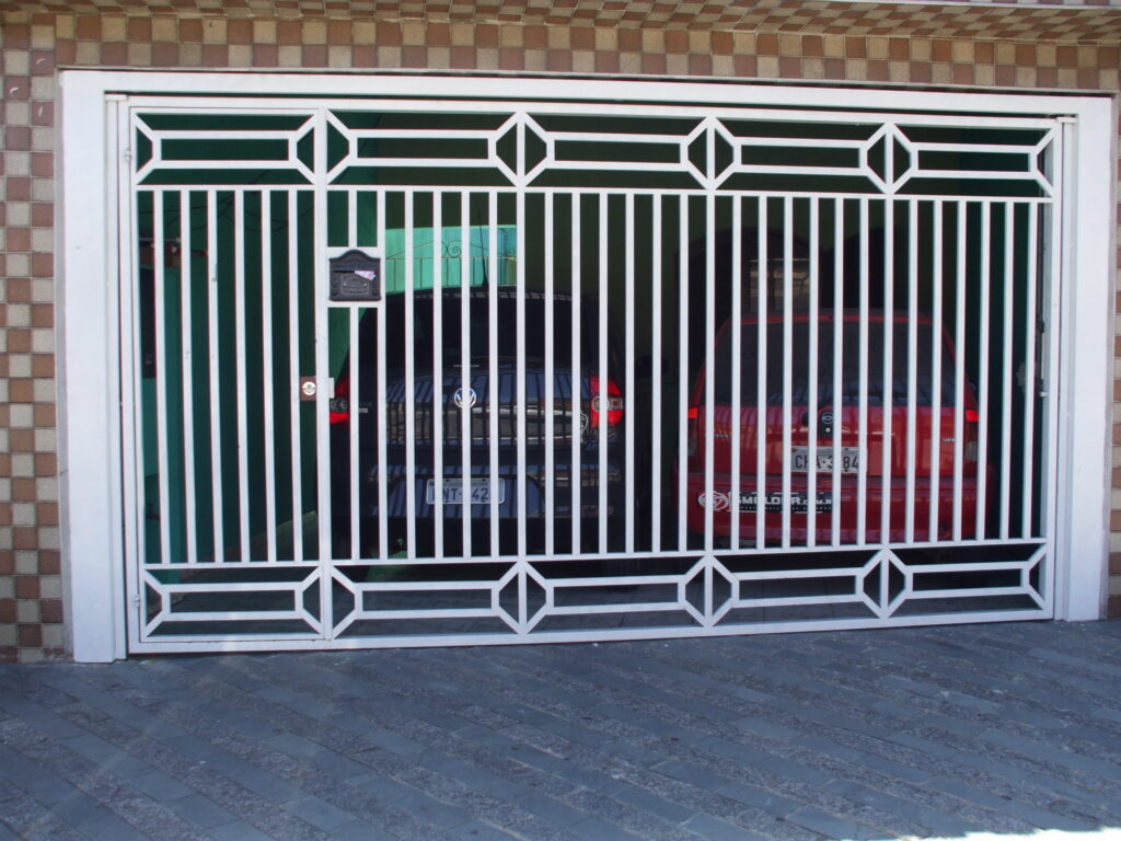 portao de tubo metalon galvanizado com detalhe artistico